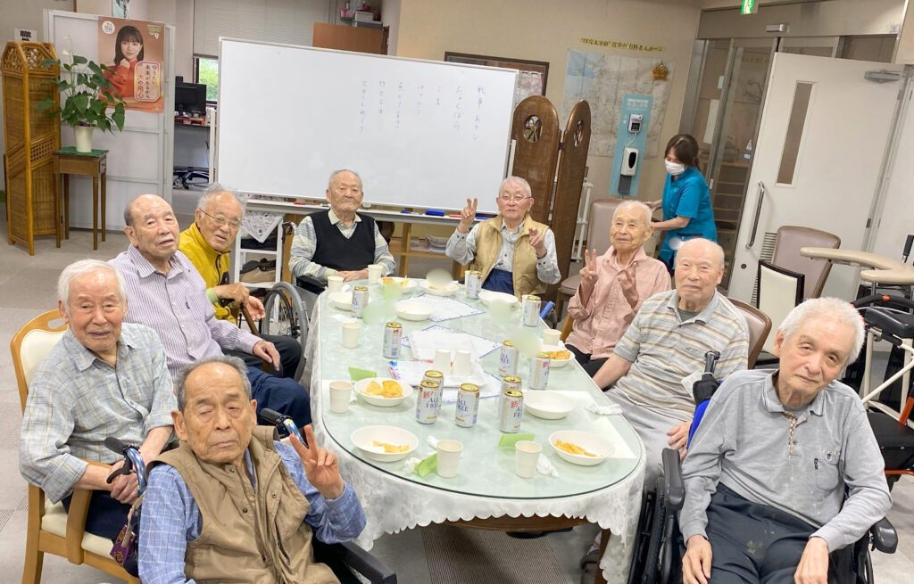 男性入居者 父の日 ノンアルコールビール イベント レクリエーション カルム太宰府 福岡 老人施設 202506-1