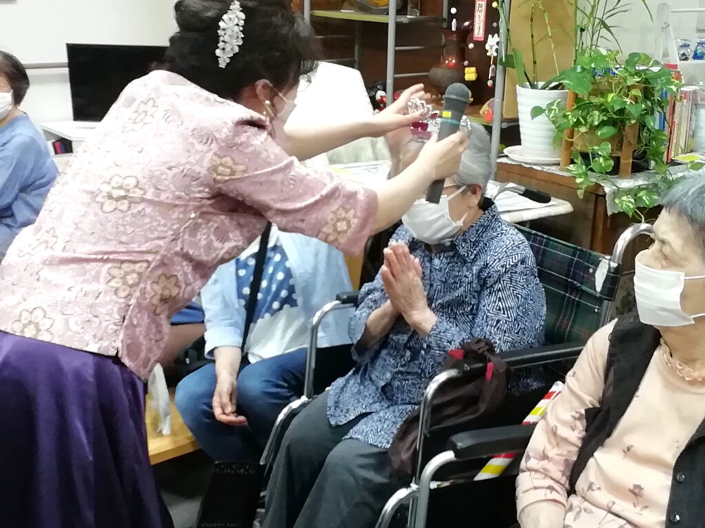 二胡 演奏 演奏会 レクリエーション カルム太宰府 福岡 大宰府市 有料老人ホーム 202506-5