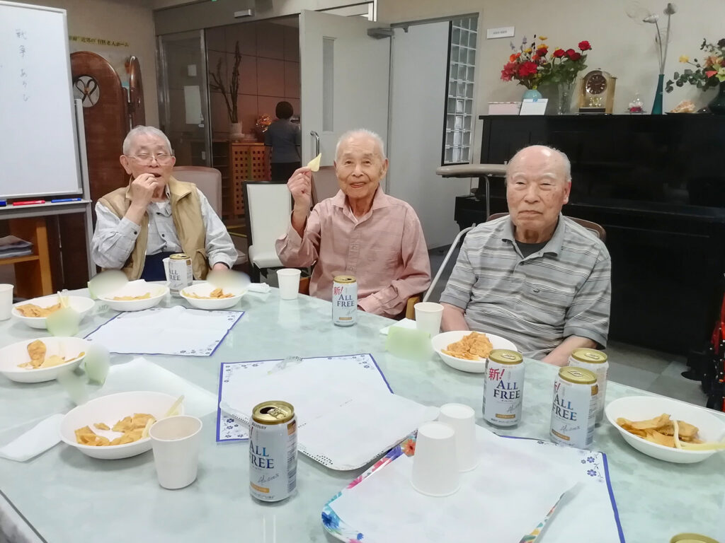 男性入居者 父の日 ノンアルコールビール イベント レクリエーション カルム太宰府 福岡 老人施設 202506-2