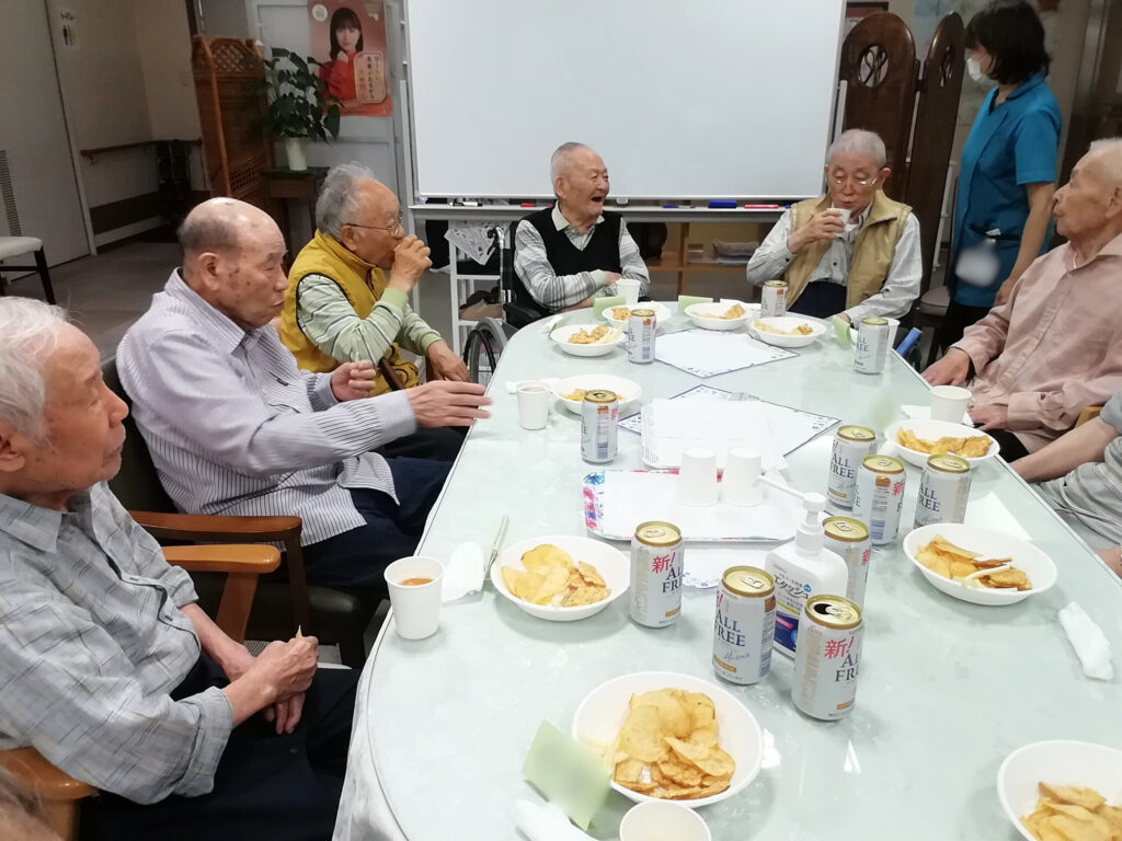 男性入居者 父の日 ノンアルコールビール イベント レクリエーション カルム太宰府 福岡 老人施設 202506-3