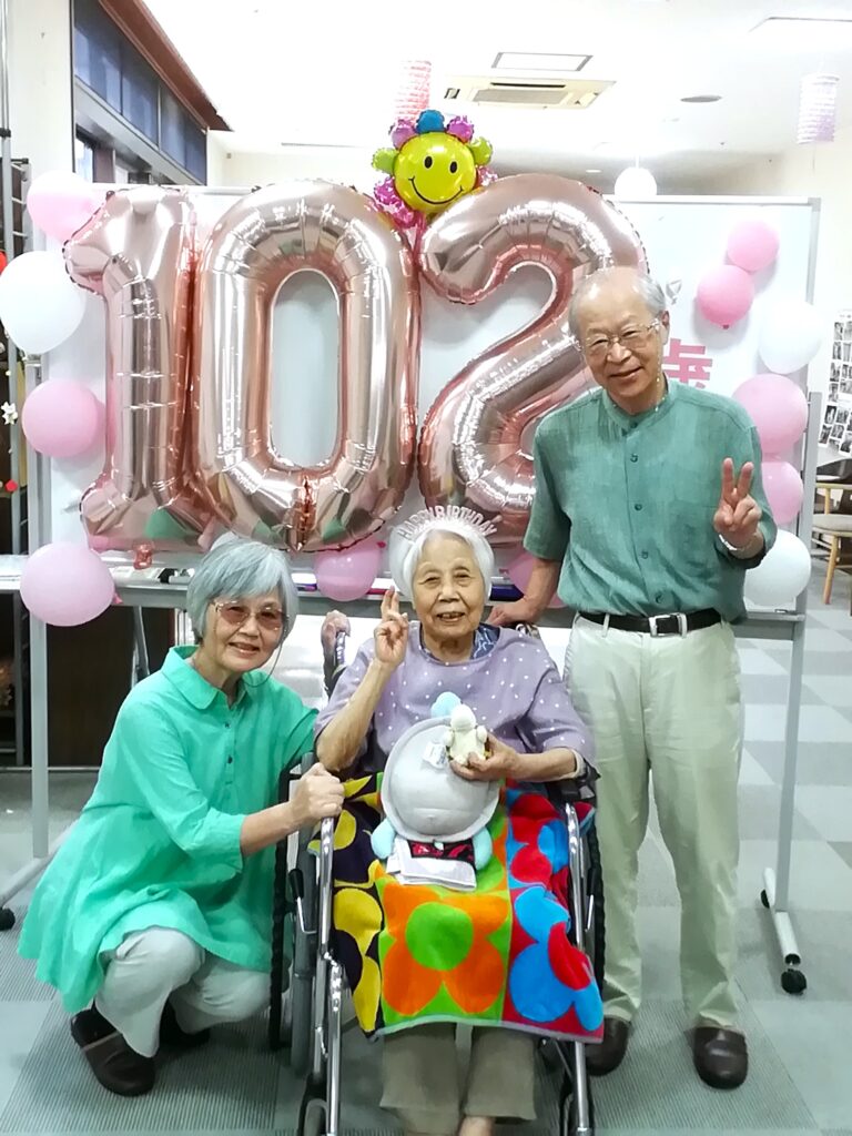 ご長寿　元気の秘訣　102歳　100歳　誕生日　運動　カルム太宰府　太宰府　福岡　介護紹介　老人ホーム　介護付き有料老人ホーム　202507-4