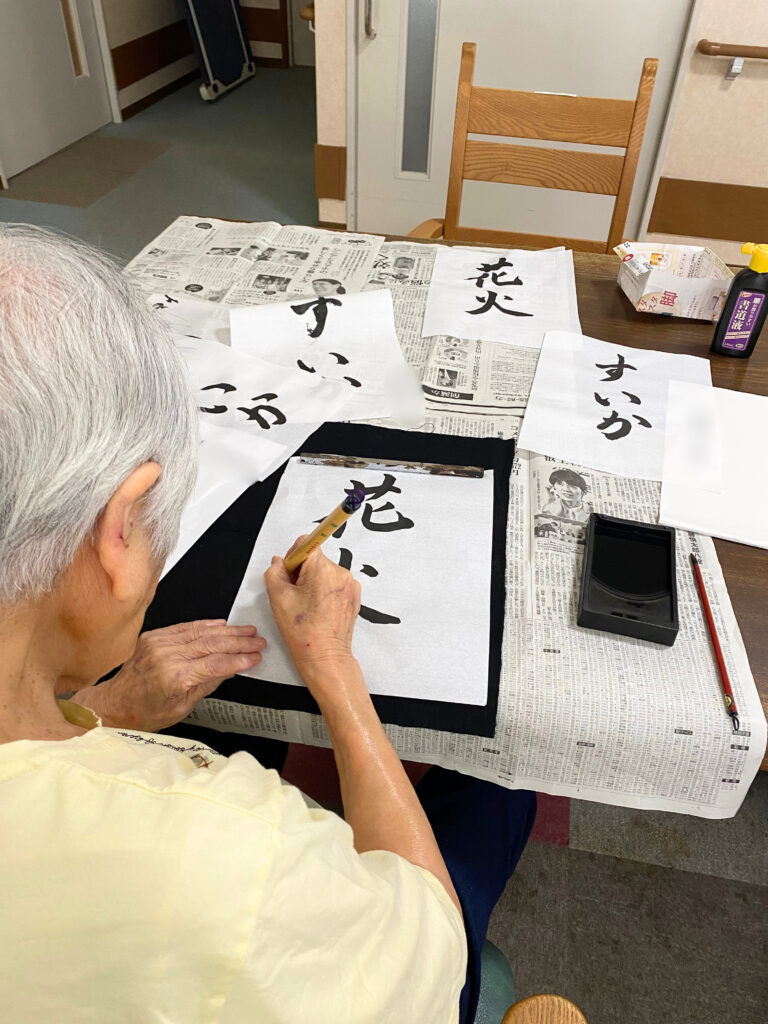 カルム太宰府　介護施設　介護付き有料老人ホーム　福岡　習字レク　習字　レクリエーション　202507-1