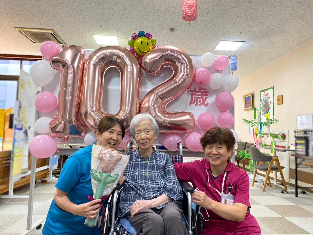 102歳 長生き 長寿 秘訣 元気 歩行練習 電話 カルム太宰府 福岡 老人ホーム 介護付き有料老人ホーム 202507-1