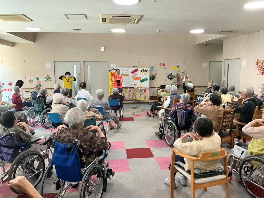 笑いヨガ レクリエーション カルム太宰府 介護施設 老人ホーム 介護付き有料老人ホーム 202507-6