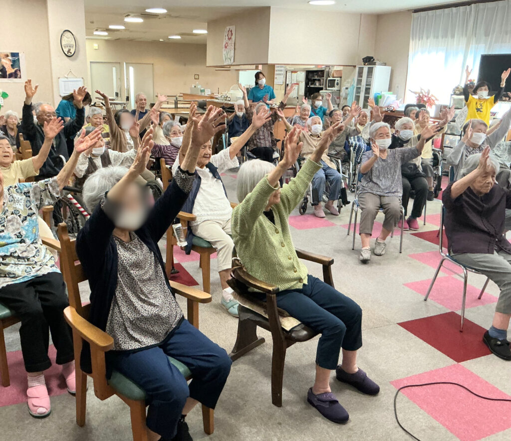 笑いヨガ レクリエーション カルム太宰府 介護施設 老人ホーム 介護付き有料老人ホーム 202507-3