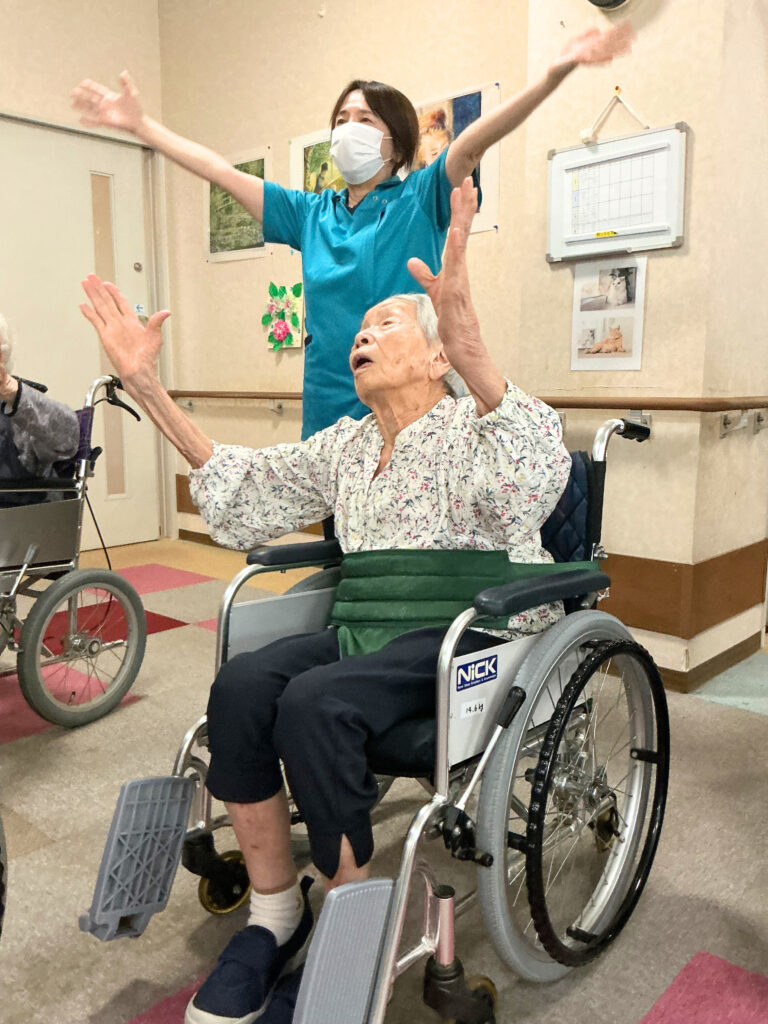 笑いヨガ レクリエーション カルム太宰府 介護施設 老人ホーム 介護付き有料老人ホーム 202507-8