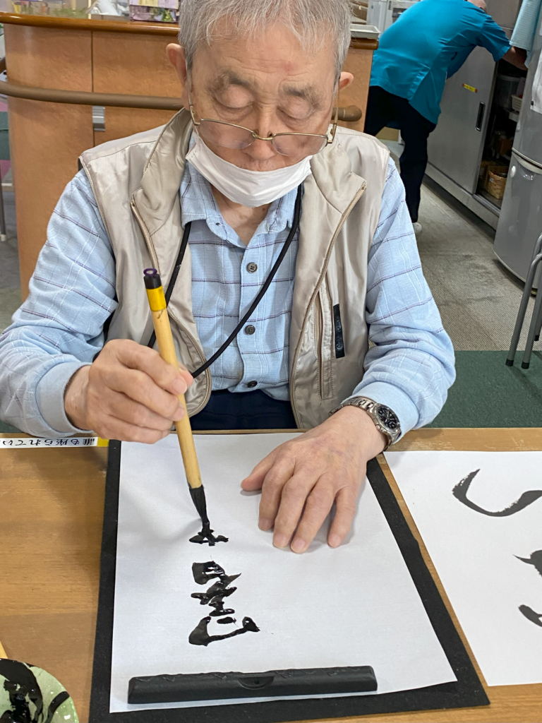 カルム太宰府　介護施設　介護付き有料老人ホーム　福岡　習字レク　習字　レクリエーション　202507-2
