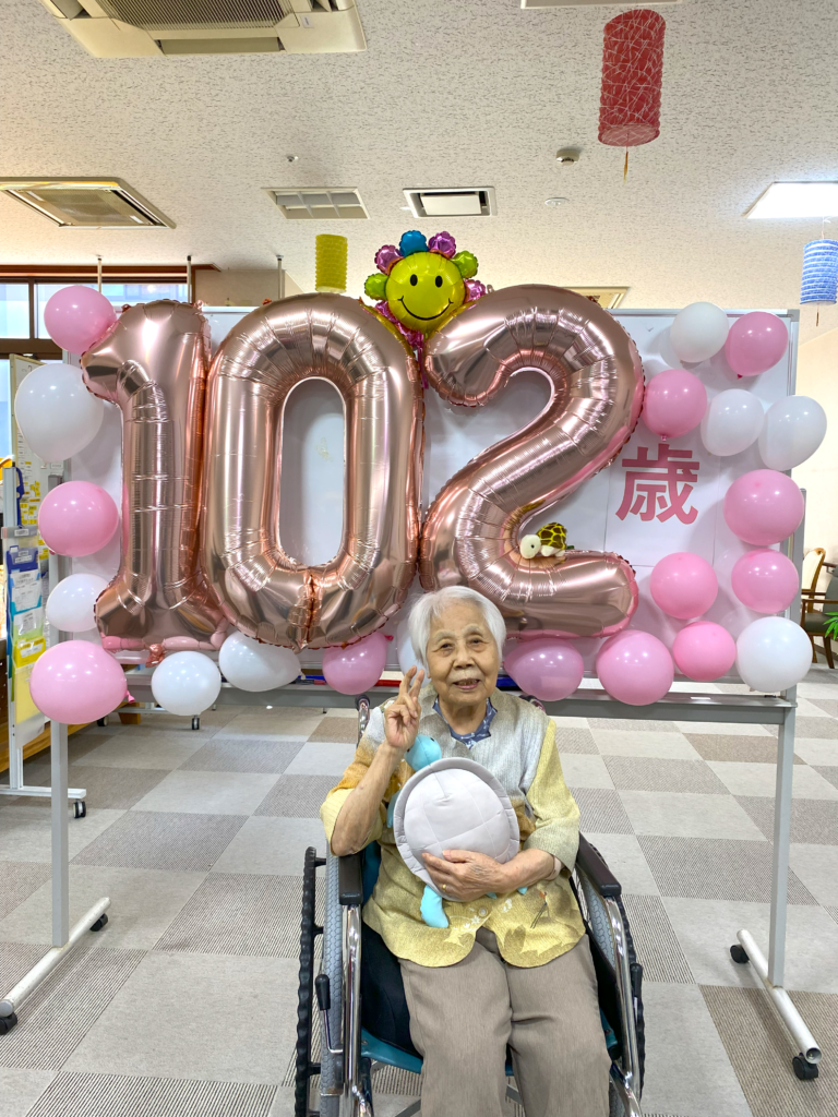 ご長寿　元気の秘訣　102歳　100歳　誕生日　運動　カルム太宰府　太宰府　福岡　介護紹介　老人ホーム　介護付き有料老人ホーム　202507-6