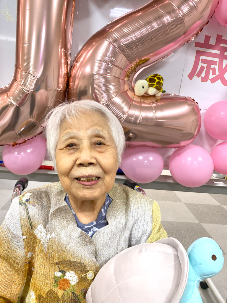 ご長寿　元気の秘訣　102歳　100歳　誕生日　運動　カルム太宰府　太宰府　福岡　介護紹介　老人ホーム　介護付き有料老人ホーム　202507-3