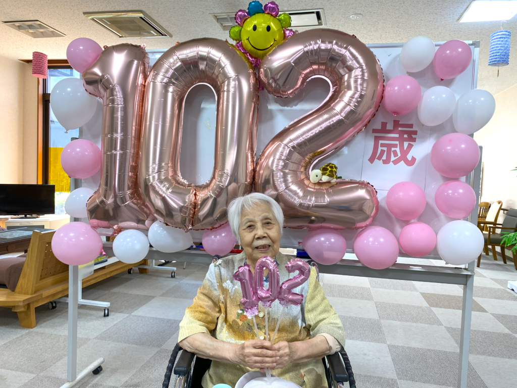 ご長寿　元気の秘訣　102歳　100歳　誕生日　運動　カルム太宰府　太宰府　福岡　介護紹介　老人ホーム　介護付き有料老人ホーム　202507-1