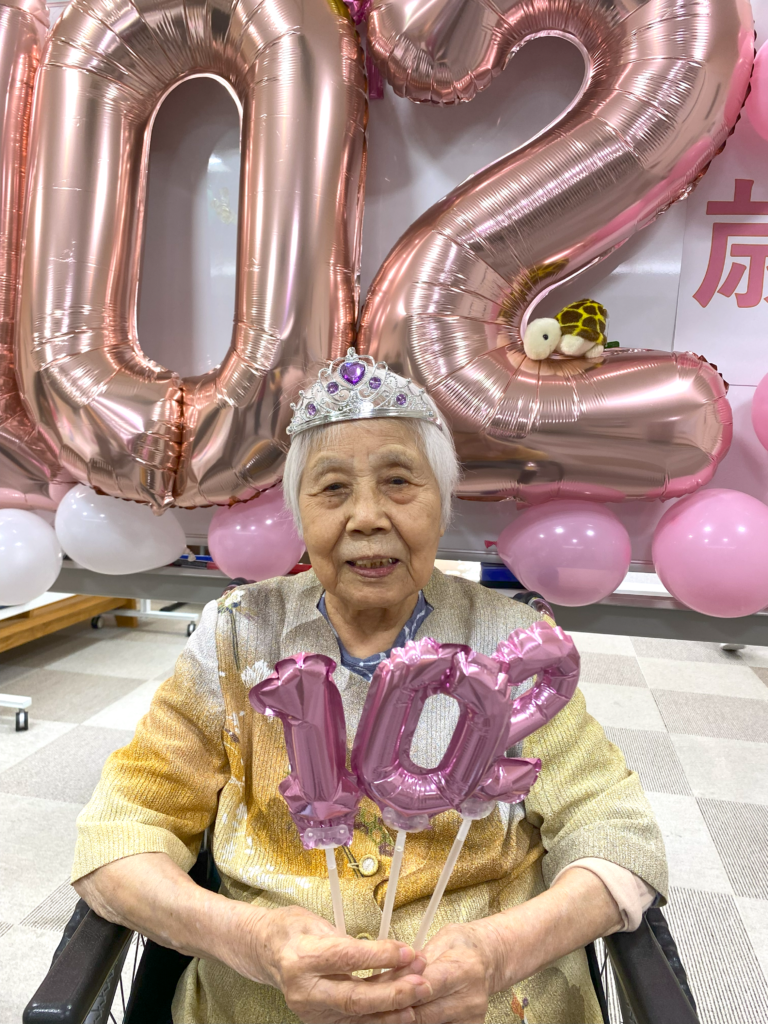 ご長寿　元気の秘訣　102歳　100歳　誕生日　運動　カルム太宰府　太宰府　福岡　介護紹介　老人ホーム　介護付き有料老人ホーム　202507-2