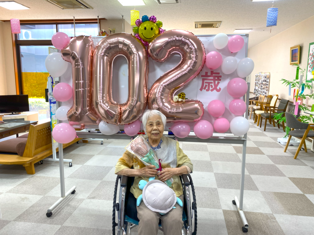 ご長寿　元気の秘訣　102歳　100歳　誕生日　運動　カルム太宰府　太宰府　福岡　介護紹介　老人ホーム　介護付き有料老人ホーム　202507-5