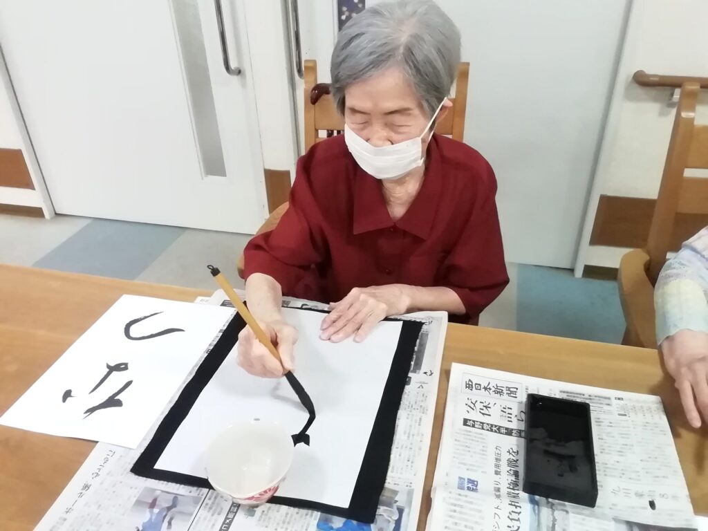 カルム太宰府　介護施設　介護付き有料老人ホーム　福岡　習字レク　習字　レクリエーション　202507-4