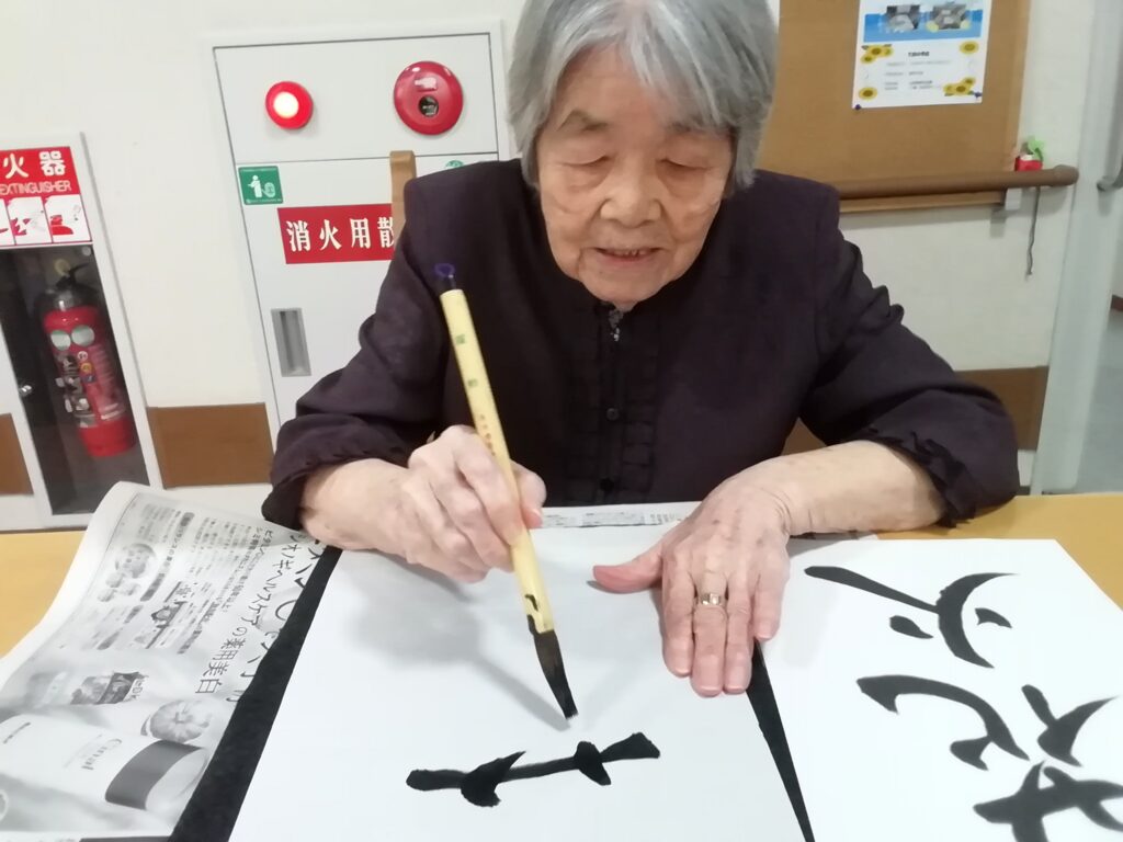 カルム太宰府　介護施設　介護付き有料老人ホーム　福岡　習字レク　習字　レクリエーション　202507-3