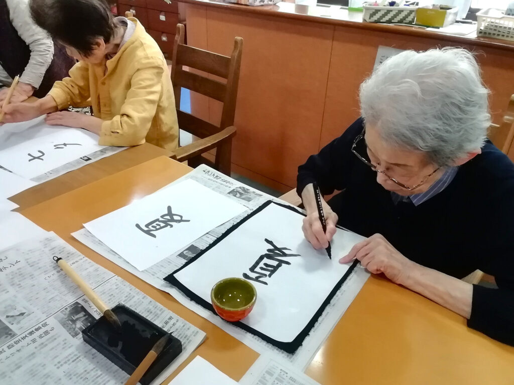 カルム太宰府　介護施設　介護付き有料老人ホーム　福岡　習字レク　習字　レクリエーション　202507-6