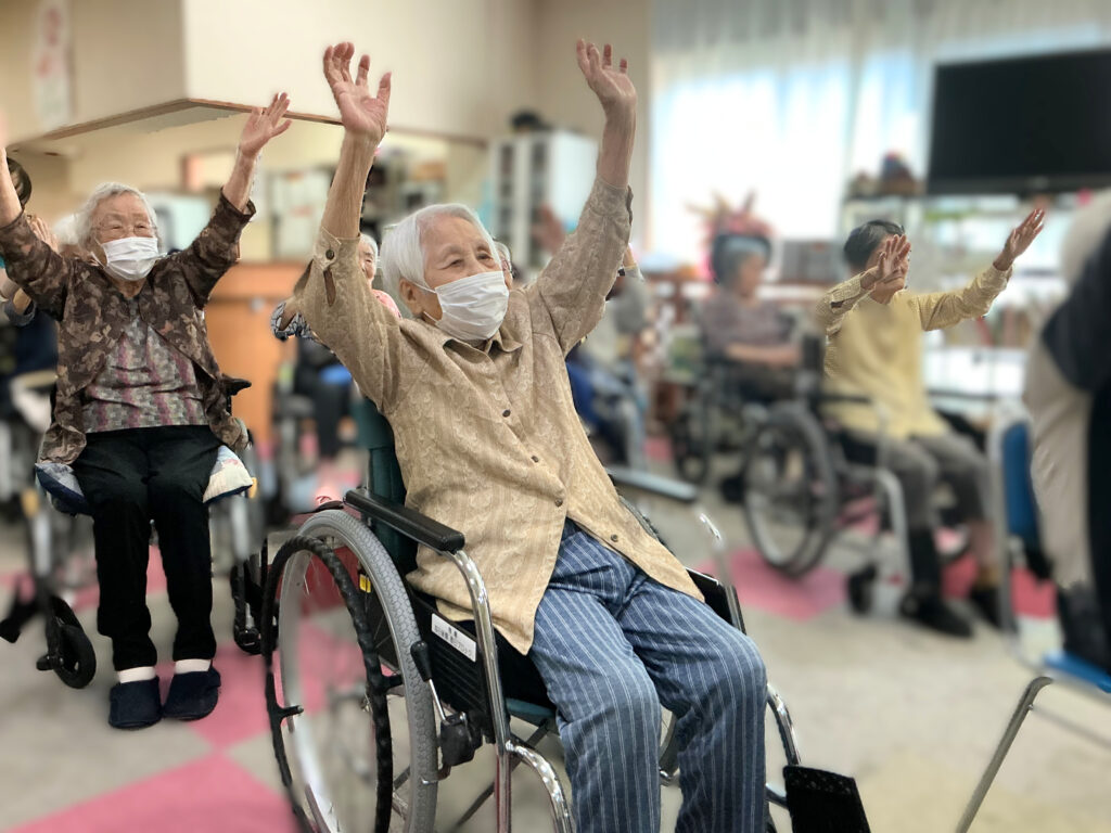 笑いヨガ レクリエーション カルム太宰府 介護施設 老人ホーム 介護付き有料老人ホーム 202507-2