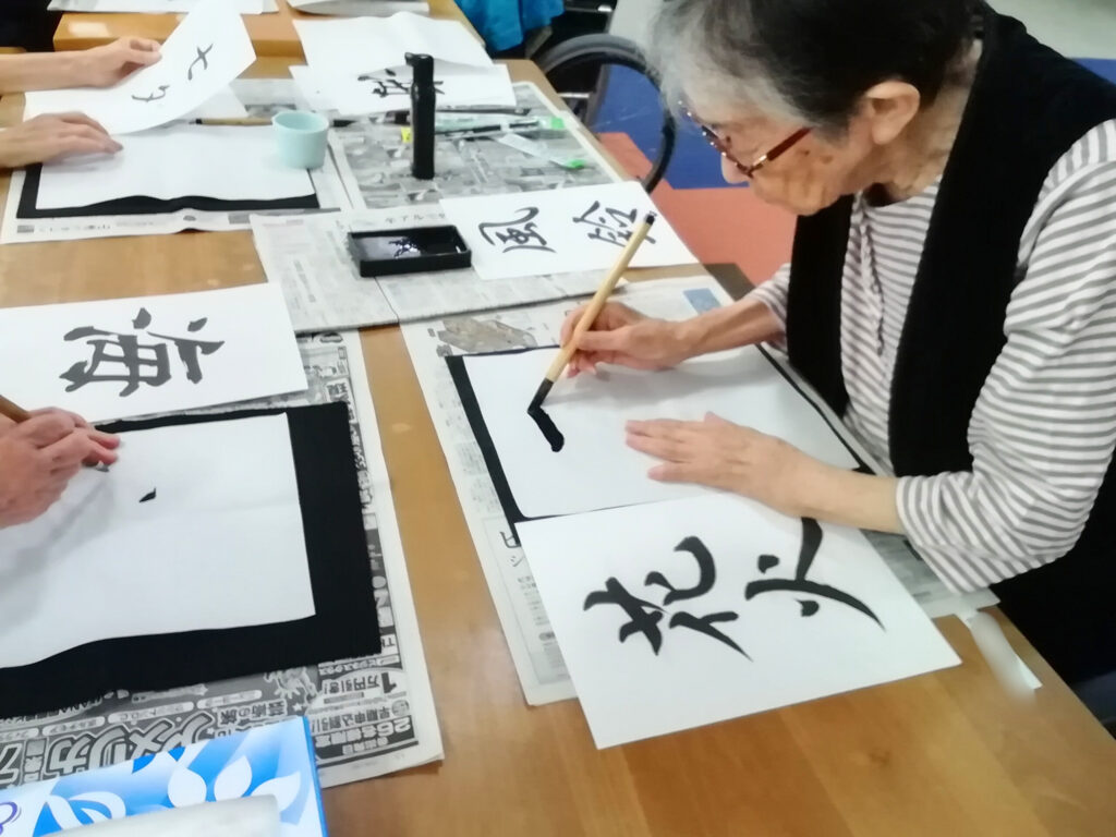 カルム太宰府　介護施設　介護付き有料老人ホーム　福岡　習字レク　習字　レクリエーション　202507-5