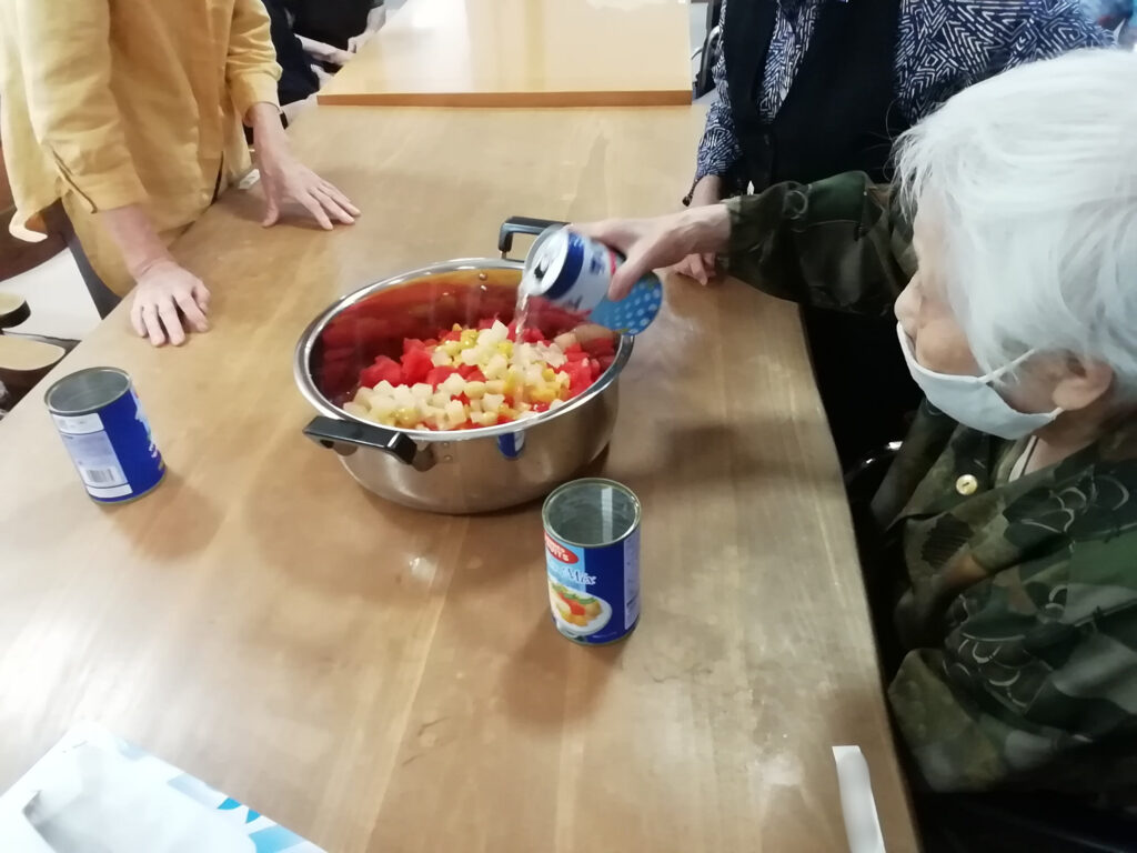 フルーツポンチ スイカ スイカ割り 夏の味覚 夏の思い出 老人ホーム 介護施設 介護付き有料老人ホーム カルム太宰府 福岡 太宰府 202508-1