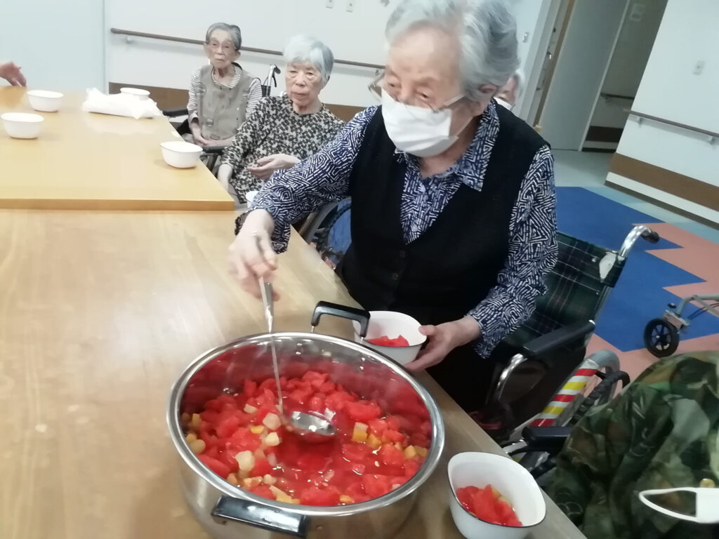 フルーツポンチ スイカ スイカ割り 夏の味覚 夏の思い出 老人ホーム 介護施設 介護付き有料老人ホーム カルム太宰府 福岡 太宰府 202508-2