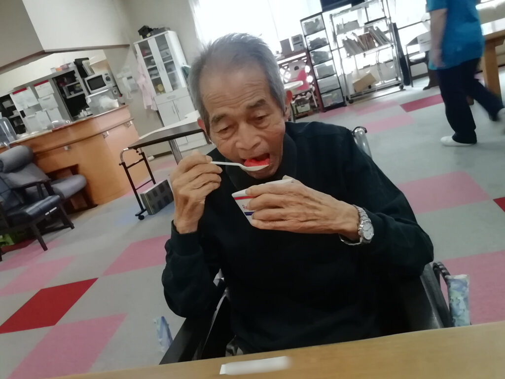 フルーツポンチ スイカ スイカ割り 夏の味覚 夏の思い出 老人ホーム 介護施設 介護付き有料老人ホーム カルム太宰府 福岡 太宰府 202508-6