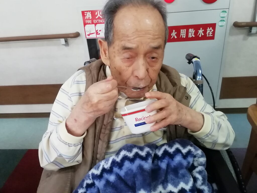 フルーツポンチ スイカ スイカ割り 夏の味覚 夏の思い出 老人ホーム 介護施設 介護付き有料老人ホーム カルム太宰府 福岡 太宰府 202508-7