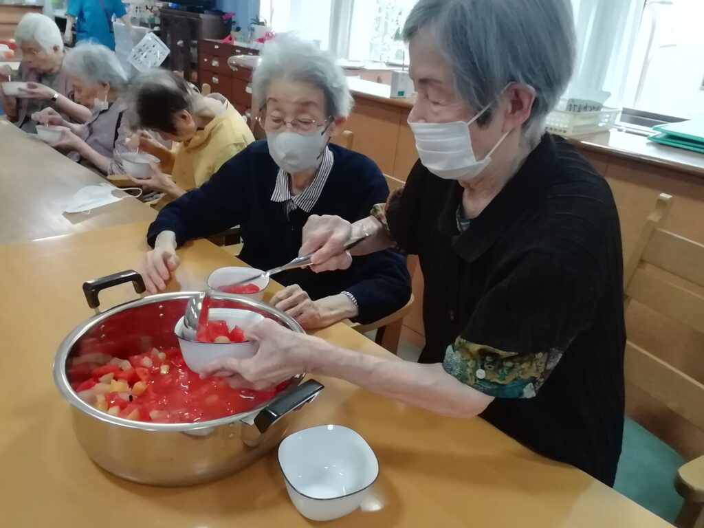 フルーツポンチ スイカ スイカ割り 夏の味覚 夏の思い出 老人ホーム 介護施設 介護付き有料老人ホーム カルム太宰府 福岡 太宰府 202508-3