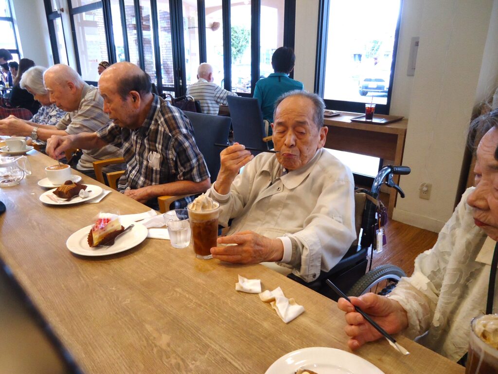 老人ホーム 食事 イベント 宅配寿司 外食 行事食 カルム太宰府 福岡 太宰府 介護付き有料老人ホーム 202509-7