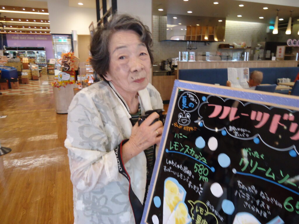 老人ホーム 食事 イベント 宅配寿司 外食 行事食 カルム太宰府 福岡 太宰府 介護付き有料老人ホーム 202509-6