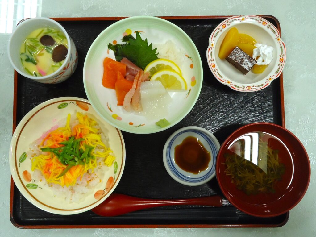 老人ホーム 食事 イベント 宅配寿司 外食 行事食 カルム太宰府 福岡 太宰府 介護付き有料老人ホーム 202509-9