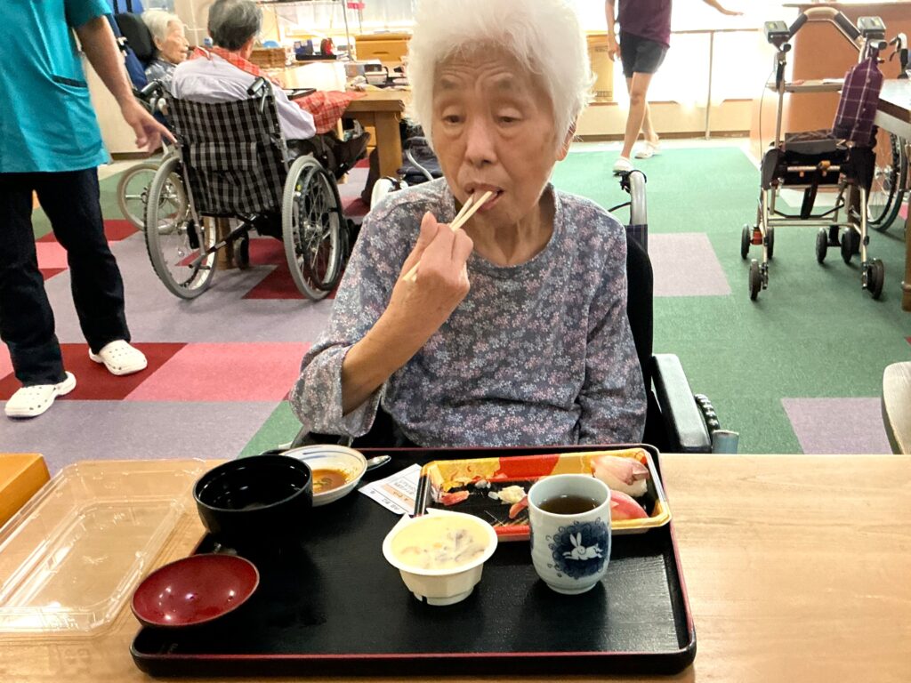 老人ホーム 食事 イベント 宅配寿司 外食 行事食 カルム太宰府 福岡 太宰府 介護付き有料老人ホーム 202509-3