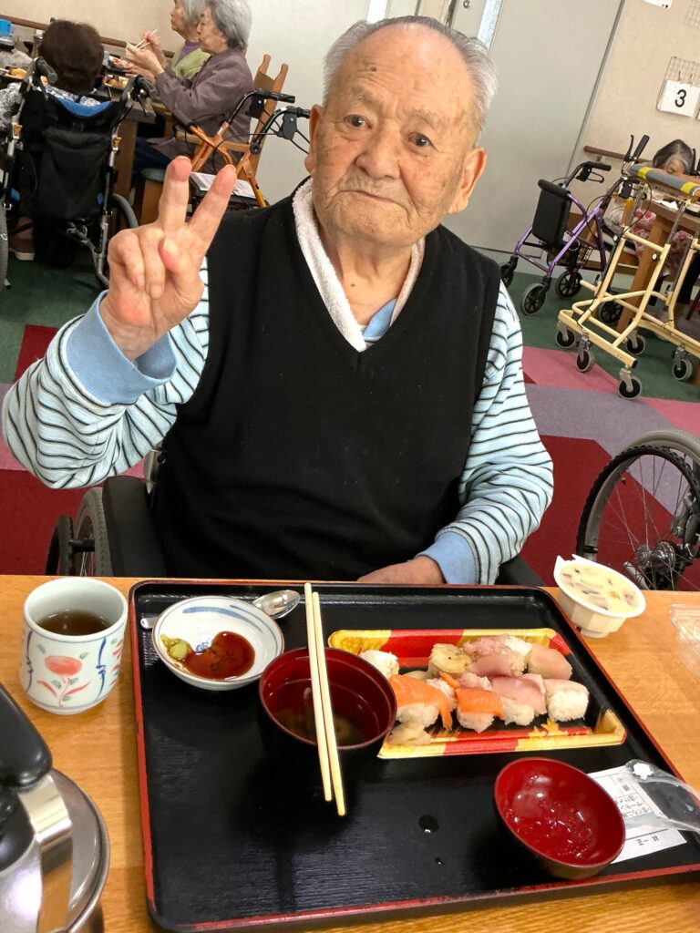 老人ホーム 食事 イベント 宅配寿司 外食 行事食 カルム太宰府 福岡 太宰府 介護付き有料老人ホーム 202509-1