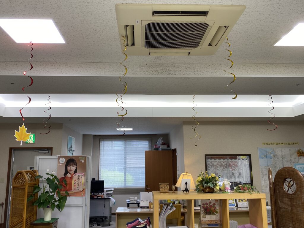 秋　紅葉　めだか　季節　カルム太宰府　福岡　介護付き有料老人ホーム　老人ホーム　202509-3
