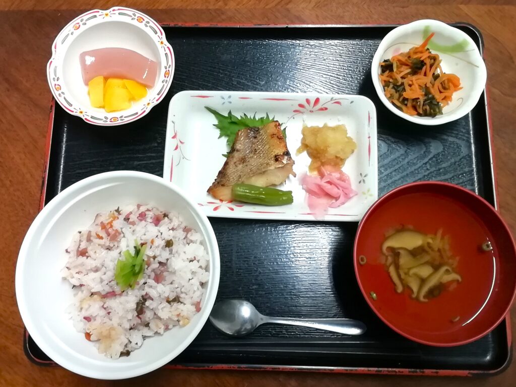 老人ホーム 食事 イベント 宅配寿司 外食 行事食 カルム太宰府 福岡 太宰府 介護付き有料老人ホーム 202509-8