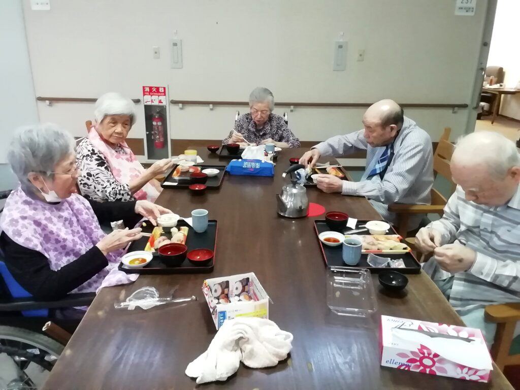 老人ホーム 食事 イベント 宅配寿司 外食 行事食 カルム太宰府 福岡 太宰府 介護付き有料老人ホーム 202509-4