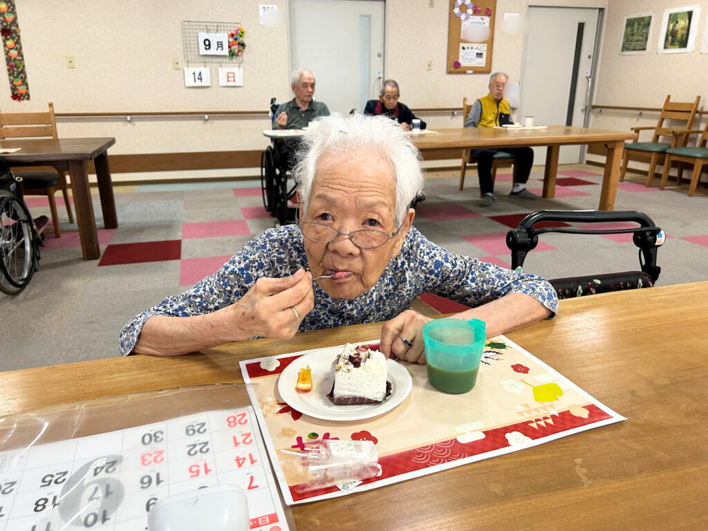 敬老会 ケーキ おやつレク カルム太宰府 福岡 太宰府 介護付き有料老人ホーム 老人ホーム 2202509-4