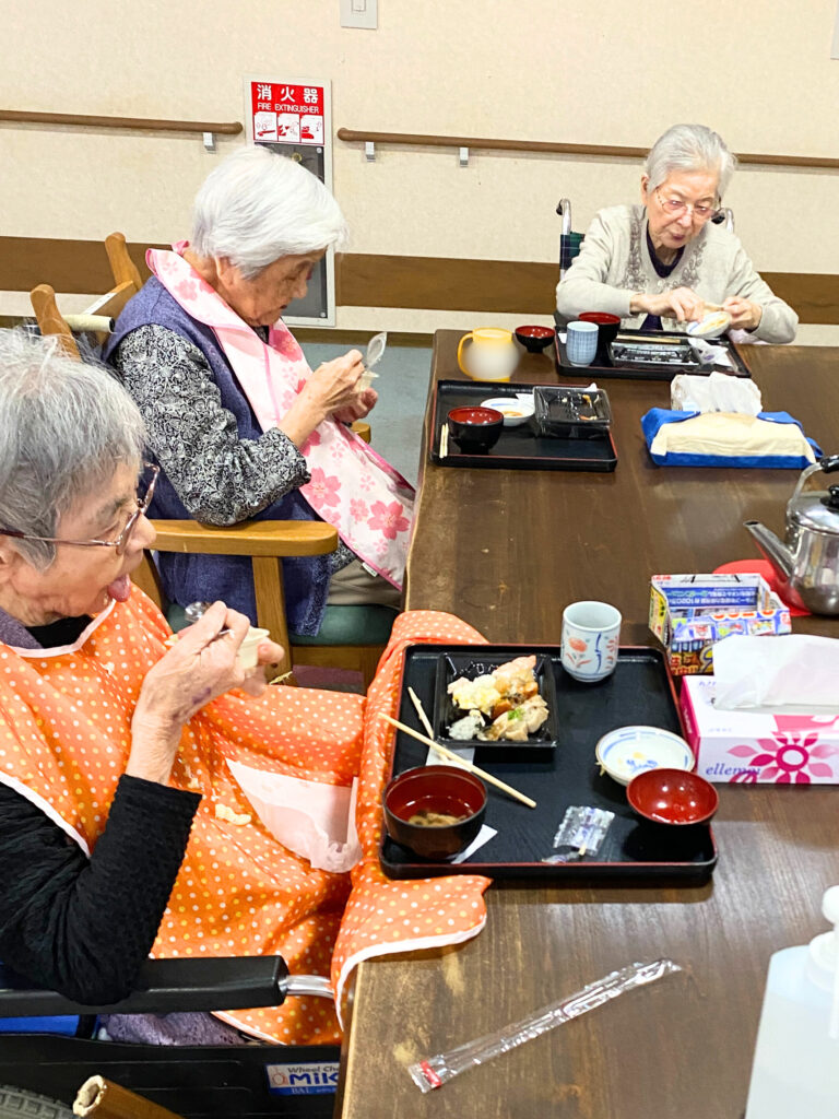 老人ホーム 食事 イベント 福岡 カルム太宰府 202510-8