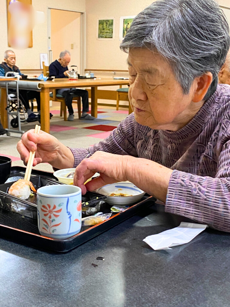 老人ホーム 食事 イベント 福岡 カルム太宰府 202510-6