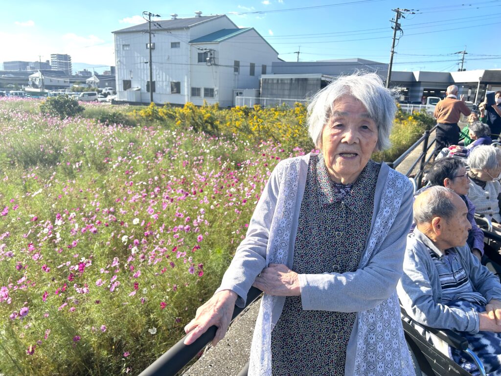 コスモス畑 秋のお出かけ 老人ホーム カルム太宰府 福岡 202510-3