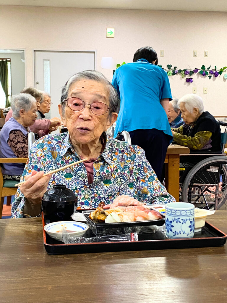 老人ホーム 食事 イベント 福岡 カルム太宰府 202510-7