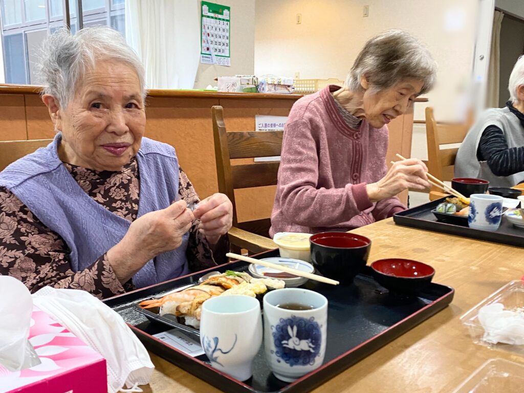 老人ホーム 食事 イベント 福岡 カルム太宰府 202510-1