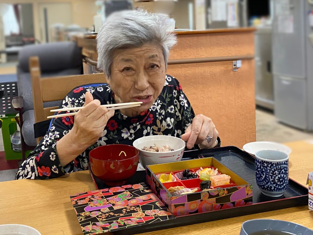 福岡　太宰府　老人ホーム　カルム太宰府　おせち　2022601-6