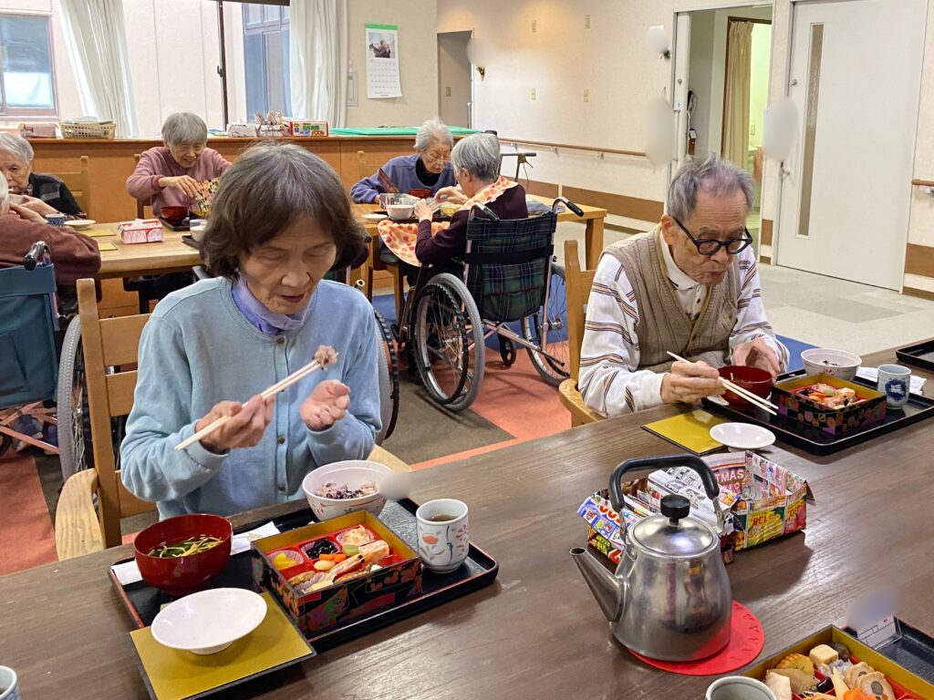 福岡　太宰府　老人ホーム　カルム太宰府　おせち　2022601-4