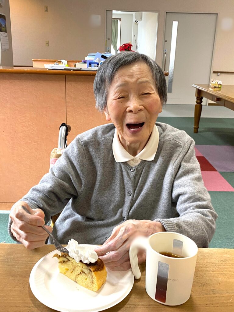 介護施設のバレンタインでケーキ作り 福岡　太宰府　老人ホーム　カルム太宰府　2022602-7