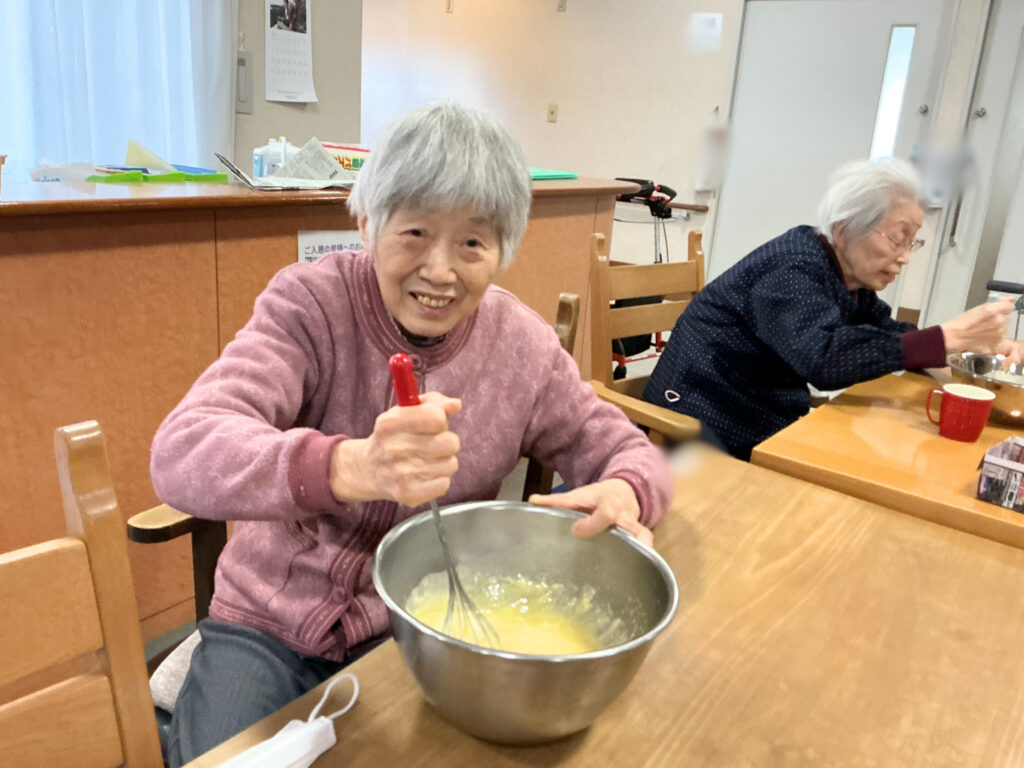介護施設のバレンタインでケーキ作り 福岡　太宰府　老人ホーム　カルム太宰府　2022602-3