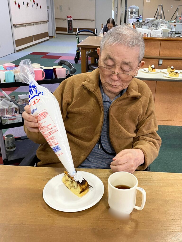介護施設のバレンタインでケーキ作り 福岡　太宰府　老人ホーム　カルム太宰府　2022602-5