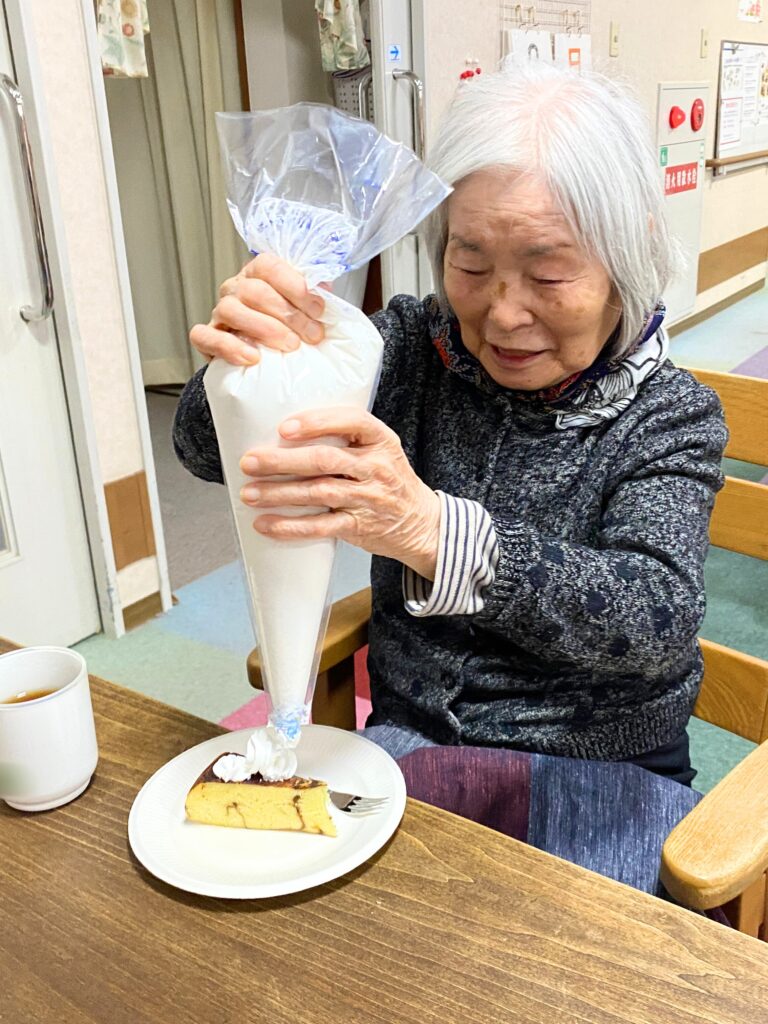 介護施設のバレンタインでケーキ作り 福岡　太宰府　老人ホーム　カルム太宰府　2022602-4