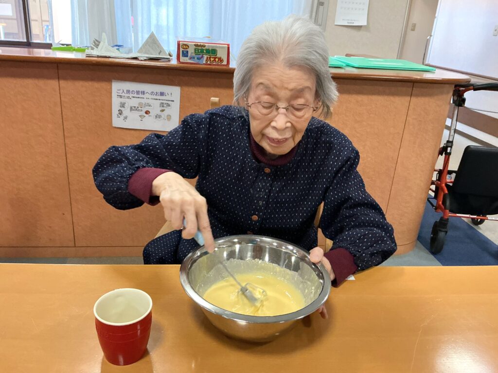 介護施設のバレンタインでケーキ作り 福岡　太宰府　老人ホーム　カルム太宰府　2022602-2