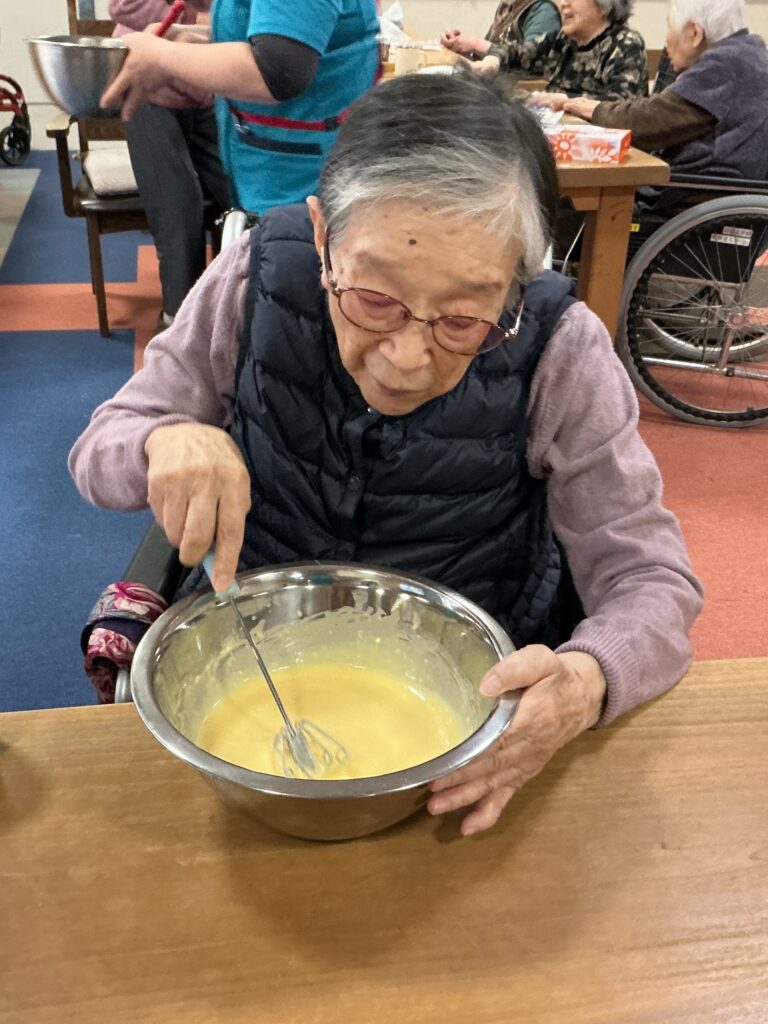 介護施設のバレンタインでケーキ作り 福岡　太宰府　老人ホーム　カルム太宰府　2022602-1
