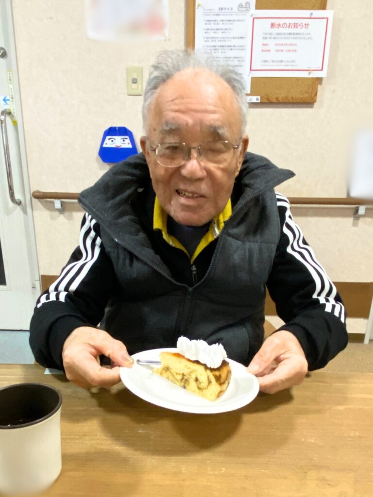 介護施設のバレンタインでケーキ作り 福岡　太宰府　老人ホーム　カルム太宰府　2022602-8