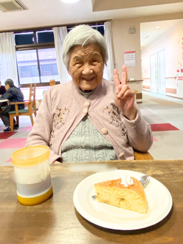 介護施設のバレンタインでケーキ作り 福岡　太宰府　老人ホーム　カルム太宰府　2022602-10